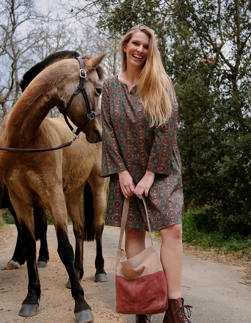 Sac besace bi-colore en cuir suédé imprimé La Fiancée
