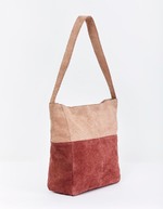 Sac besace bi-colore en cuir suédé imprimé La Fiancée