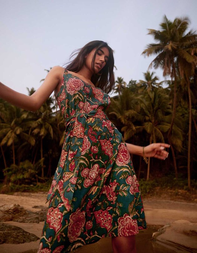 Robe fluide sans manches avec ceinture imprim&eacute; La Fianc&eacute;e